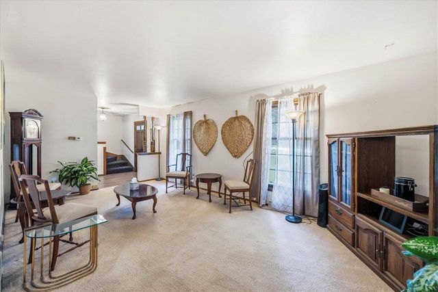 2517 W Chestnut ROAD, Mequon, WI 53092