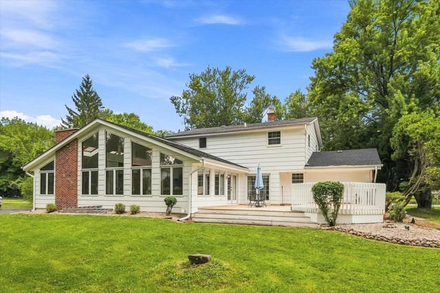 2517 W Chestnut ROAD, Mequon, WI 53092