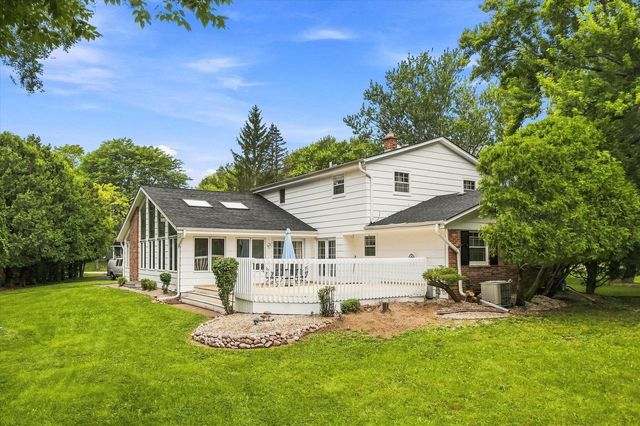 2517 W Chestnut ROAD, Mequon, WI 53092
