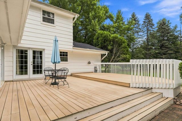 2517 W Chestnut ROAD, Mequon, WI 53092