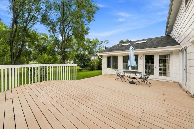 2517 W Chestnut ROAD, Mequon, WI 53092