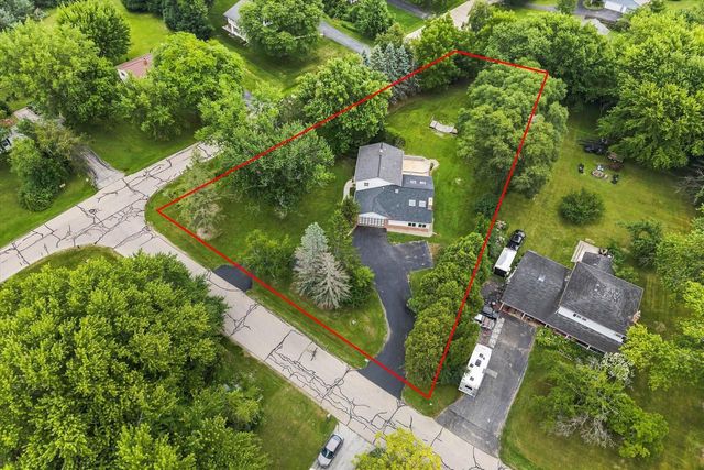 2517 W Chestnut ROAD, Mequon, WI 53092