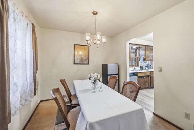 2517 W Chestnut ROAD, Mequon, WI 53092