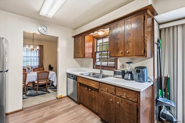 2517 W Chestnut ROAD, Mequon, WI 53092