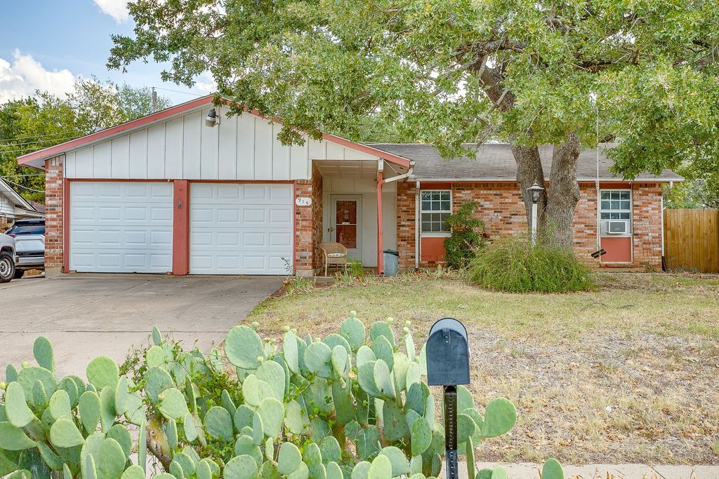 915 Cherry Laurel Lane, Arlington, TX 76012 — exterior