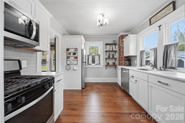 201 East Avenue, Morganton, NC 28655