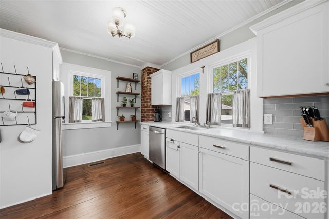 201 East Avenue, Morganton, NC 28655