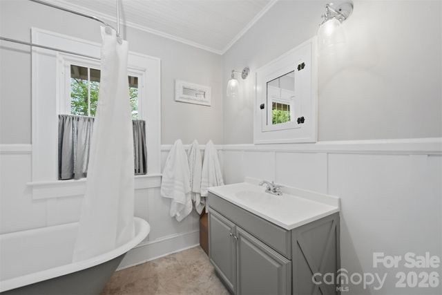 201 East Avenue, Morganton, NC 28655