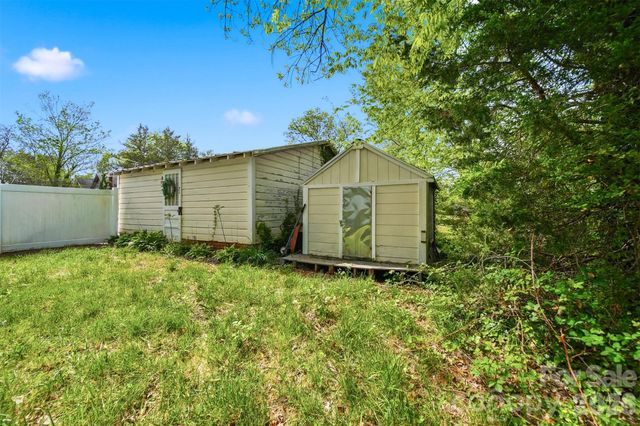 201 East Avenue, Morganton, NC 28655