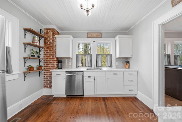 201 East Avenue, Morganton, NC 28655