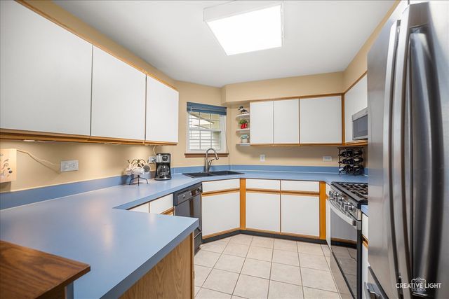 1085 Rockport Drive, Carol Stream, IL 60188