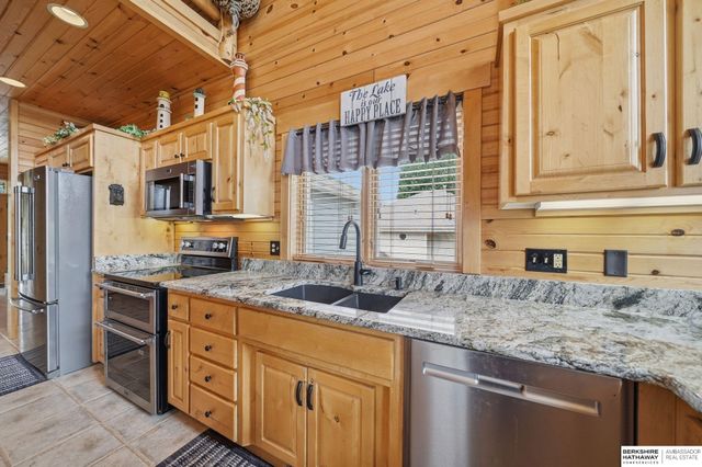 922 Beaver Lake Boulevard, Plattsmouth, NE 68048