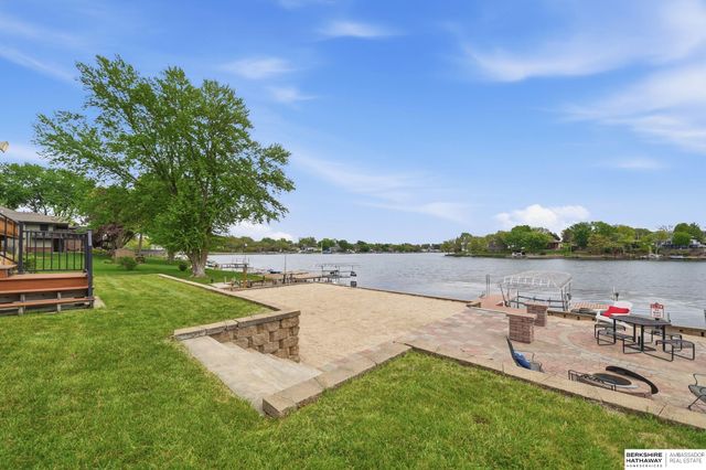 922 Beaver Lake Boulevard, Plattsmouth, NE 68048