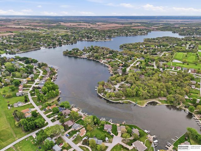 922 Beaver Lake Boulevard, Plattsmouth, NE 68048