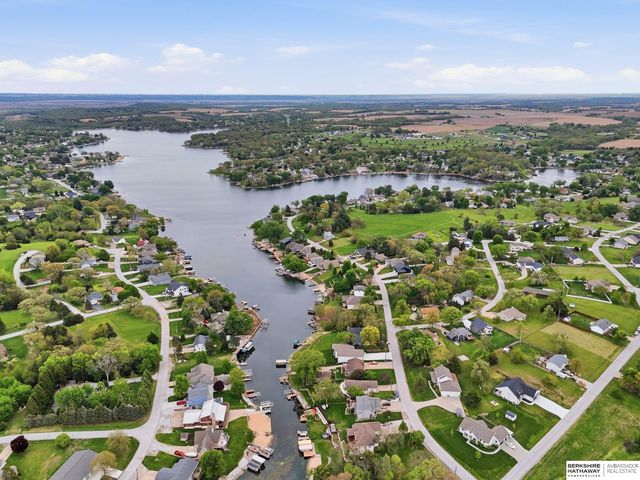922 Beaver Lake Boulevard, Plattsmouth, NE 68048