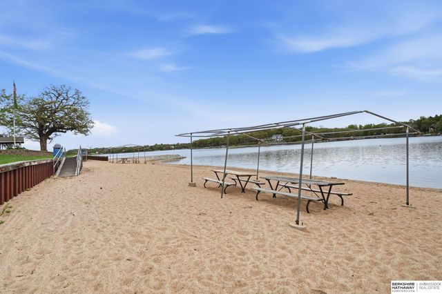 922 Beaver Lake Boulevard, Plattsmouth, NE 68048