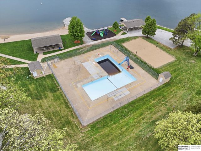 922 Beaver Lake Boulevard, Plattsmouth, NE 68048
