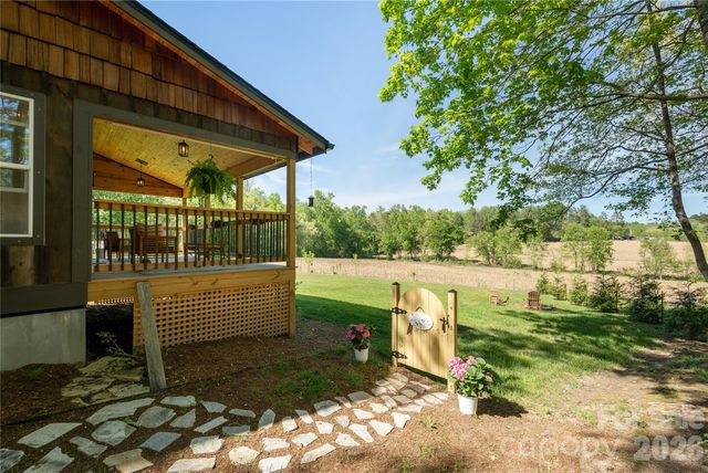18 N Bear View Drive, Hendersonville, NC 28792