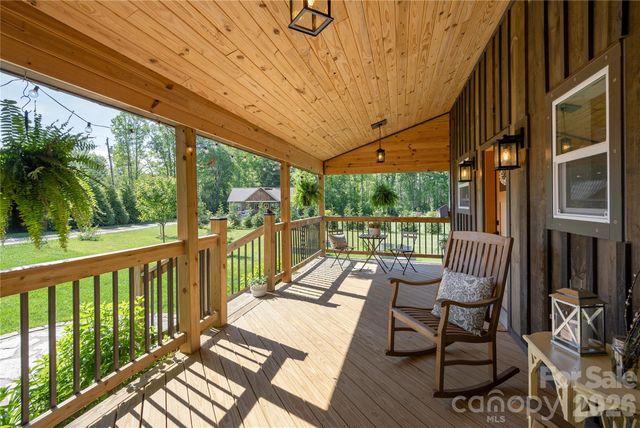 18 N Bear View Drive, Hendersonville, NC 28792