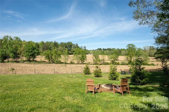 18 N Bear View Drive, Hendersonville, NC 28792