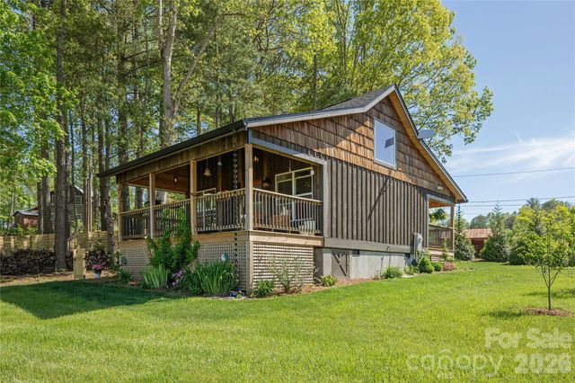 18 N Bear View Drive, Hendersonville, NC 28792