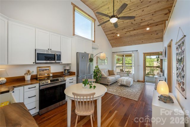 18 N Bear View Drive, Hendersonville, NC 28792