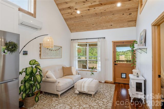 18 N Bear View Drive, Hendersonville, NC 28792