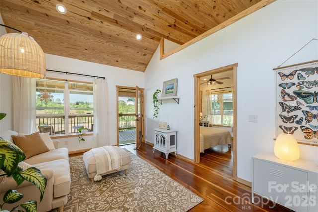 18 N Bear View Drive, Hendersonville, NC 28792