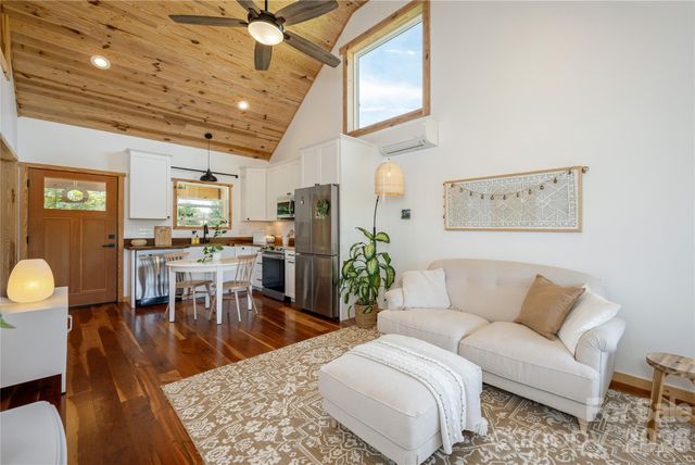 18 N Bear View Drive, Hendersonville, NC 28792
