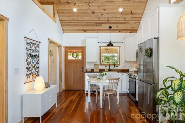 18 N Bear View Drive, Hendersonville, NC 28792