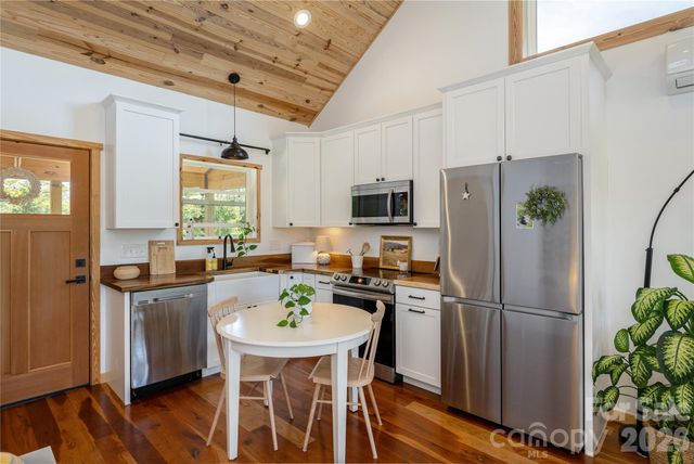 18 N Bear View Drive, Hendersonville, NC 28792