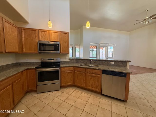 8050 W Crowned Eagle Court, Tucson, AZ 85757
