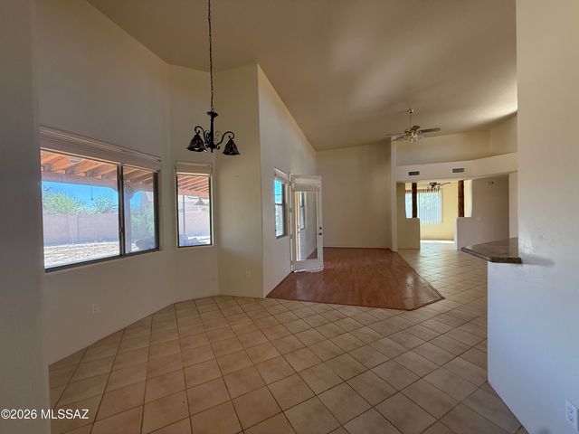 8050 W Crowned Eagle Court, Tucson, AZ 85757
