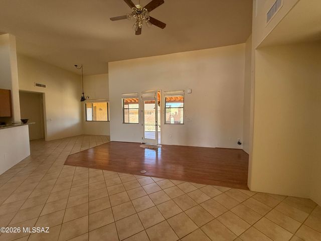 8050 W Crowned Eagle Court, Tucson, AZ 85757