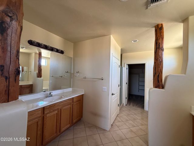8050 W Crowned Eagle Court, Tucson, AZ 85757