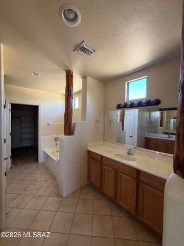 8050 W Crowned Eagle Court, Tucson, AZ 85757