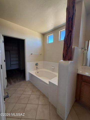8050 W Crowned Eagle Court, Tucson, AZ 85757