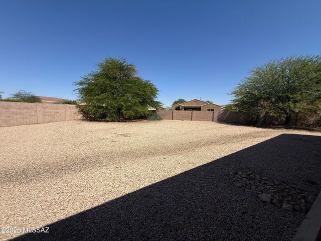 8050 W Crowned Eagle Court, Tucson, AZ 85757