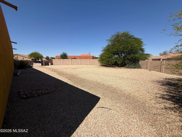 8050 W Crowned Eagle Court, Tucson, AZ 85757