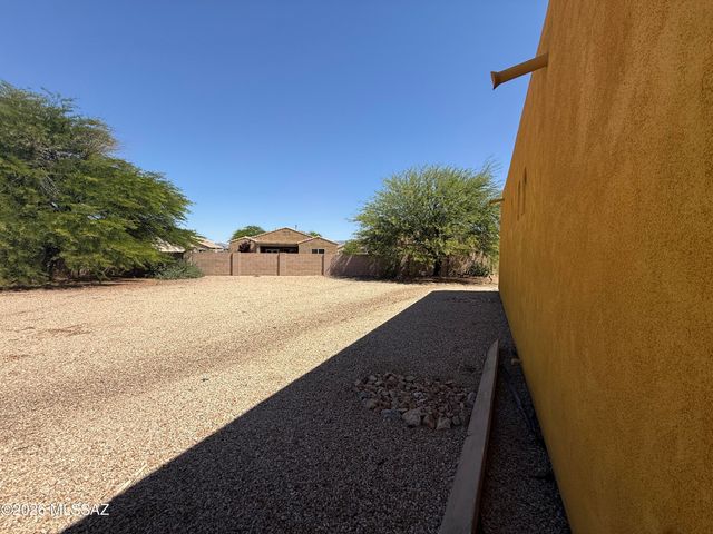 8050 W Crowned Eagle Court, Tucson, AZ 85757
