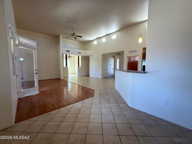 8050 W Crowned Eagle Court, Tucson, AZ 85757