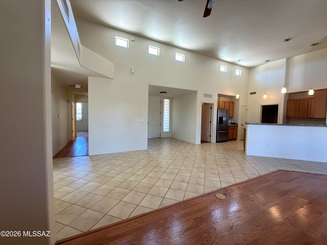8050 W Crowned Eagle Court, Tucson, AZ 85757