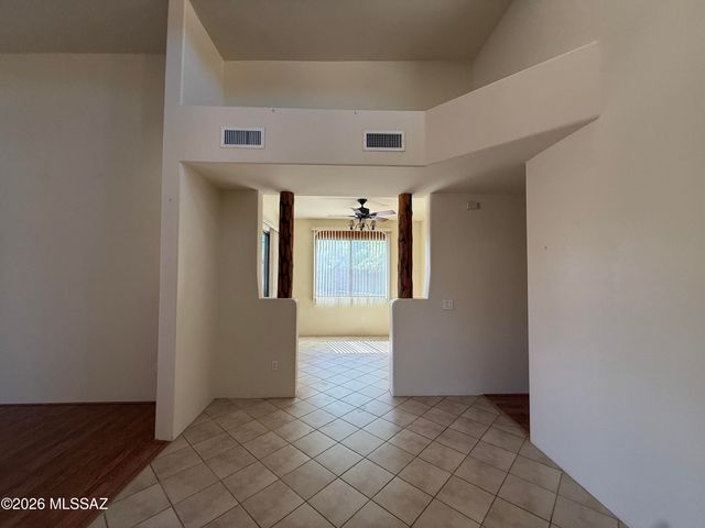 8050 W Crowned Eagle Court, Tucson, AZ 85757