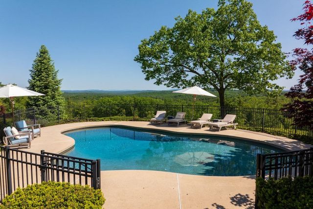 541 South Road, Hopkinton, NH 03229