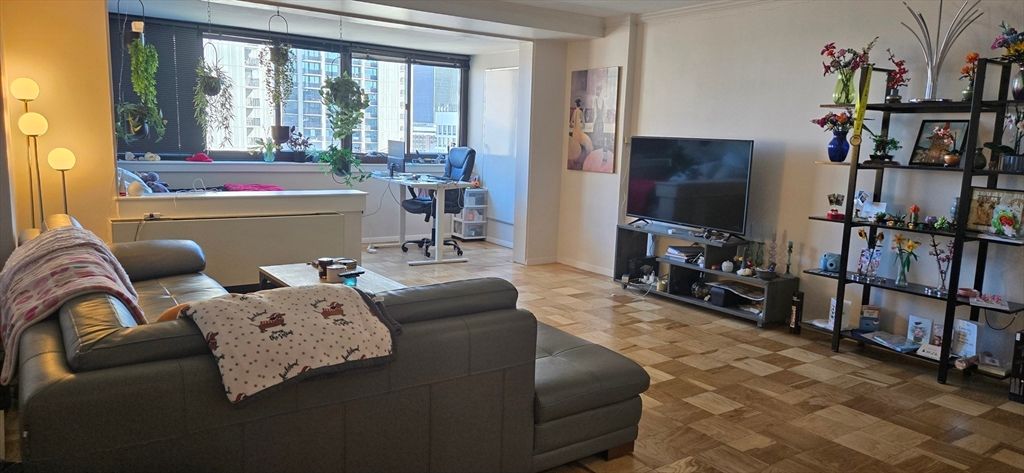 2 Hawthorne 16f, Boston, MA 02114