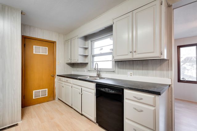 2616 S Southeast Dr, Wichita, KS 67216