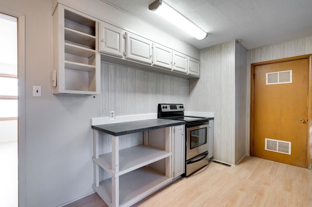 2616 S Southeast Dr, Wichita, KS 67216