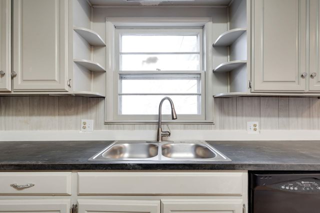 2616 S Southeast Dr, Wichita, KS 67216