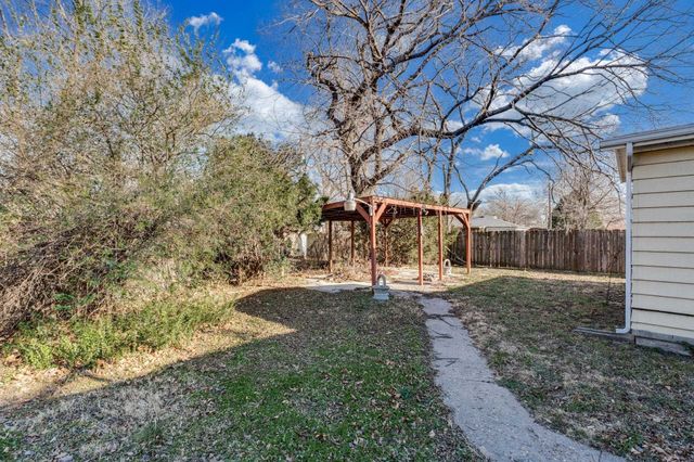 2616 S Southeast Dr, Wichita, KS 67216