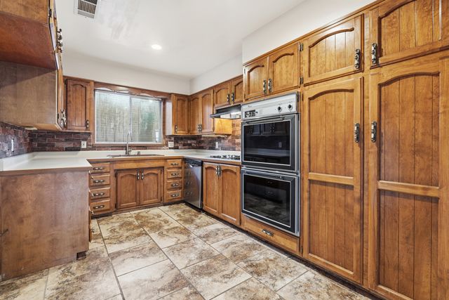 2077 Skyline Drive, Redding, CA 96001